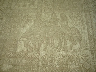 TELA DE TAPICERÍA FLORAL DE TERCIOPELO CORTE 6 3/8 YARDAS TRES REYES EN CABALLOS POR MENOS Foto 1 de 4