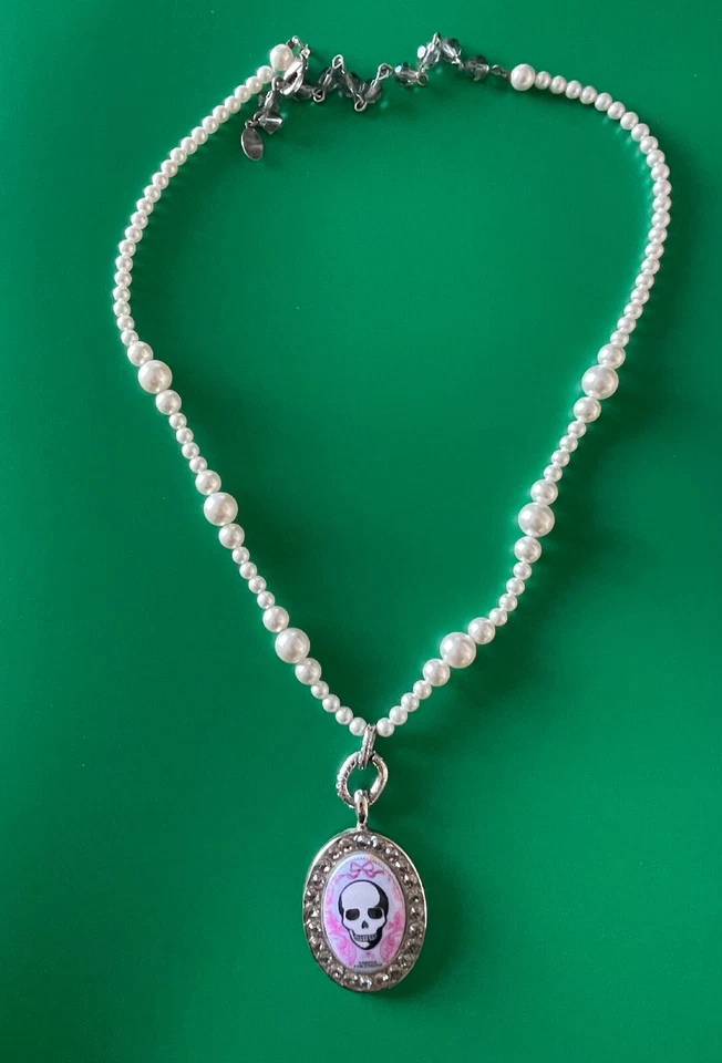 Collar Colgante Calavera Esmaltada Tarina Tarantino con Perlas y Cristales de Swarovski Foto 1 de 4