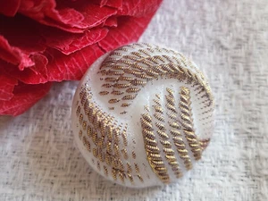 Bouton ancien en verre blanc doré effet tissé bombé 2,1 cm G10Q - Picture 1 of 3