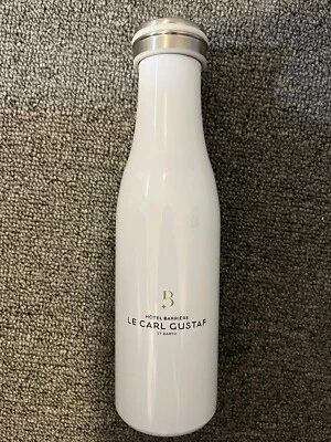 Hotel Barriere Le Carl Gustaf St Barth ARRIBA botella de agua aislada blanca exclu Foto 1 de 4