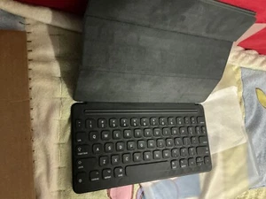 Apple iPad Pro 10.5" Smart Keyboard Model A1829 for iPad 7,8,9, Air3 & 10.5 Pro - Picture 1 of 4