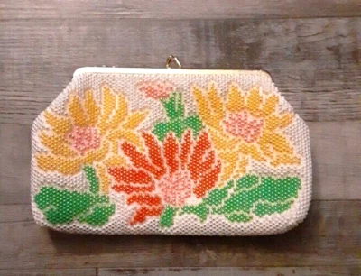 Cartera sin asas de tela con cuentas de flores MCM de colección de los años 70 pestillo de beso estilo boho Foto 1 de 4