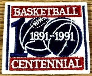 TOPPA STOFFA VINTAGE 1991 BASKET CENTENARIO 1891-1991 3 X 3 1/2 POLLICI - COME NUOVA - Foto 1 di 2