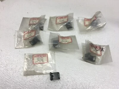 Mitsubishi NOS Dodge Colt Weatherstrip Holder Clips Lot of 7 MB105172 Foto 1 de 4