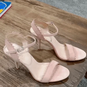 Pelle Moda "Karen" mushroom kid suede 3 3/4" heel w/ scalloped trim size 11 NWT - Picture 1 of 6