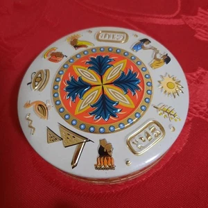 1950s 3" Tin Container Egyptian Motif Baret Ware Made In England W/ 7 Trinkets - Picture 1 of 9