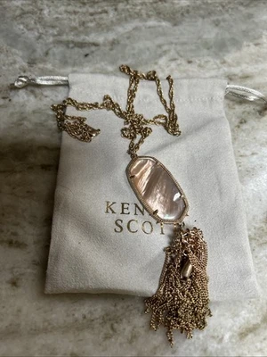 Pingente de madrepérola folheado a ouro KENDRA SCOTT Rayne colar borla marrom - Imagem 1 de 4