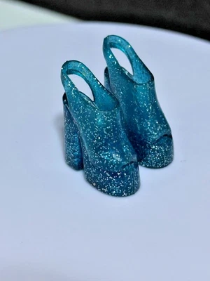 Barbie década de 1990 2000 verde azulado brillo plataforma tacones zapatos uñas Hollywood Foto 1 de 2