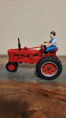 McCormick Farmall H tractor agrícola rojo con estatuilla de conductor agricultor fundido a presión 1:16 Foto 1 de 4