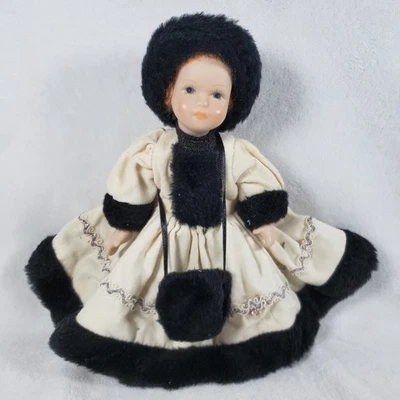 Muñeca rusa articulada de porcelana vintage de 8" con silenciador de piel sintética, abrigo y sombrero Foto 1 de 4