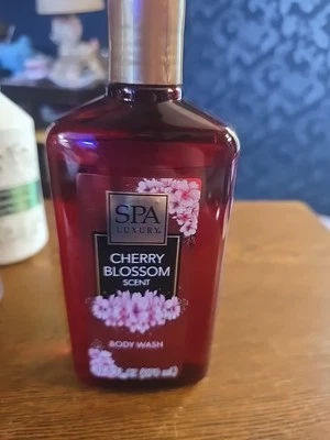Jabón corporal de lujo con aroma a flor de cerezo SPA 12,5 fl/370 ml 95 % completo  Foto 1 de 4