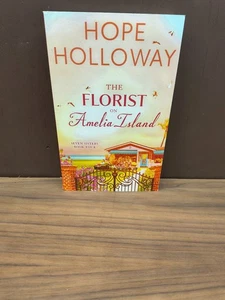 The Florist on Amelia Island #4 (Seven Sisters) von Hope Holloway 2023 - Bild 1 von 4