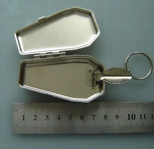 Coffin Shaped Mini Pocket Ashtray. Tinplate With Lid and Keychain - Picture 1 of 10