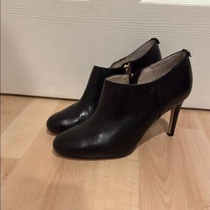 Michael Kors 10M Black Leather Ankle Boots - Picture 1 of 10