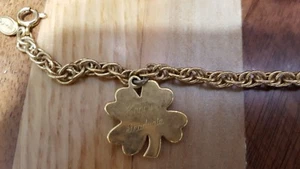 AVON 6 1/2" 1981 monogrammiertes vierblättriges Kleeblatt Armband - Bild 1 von 3