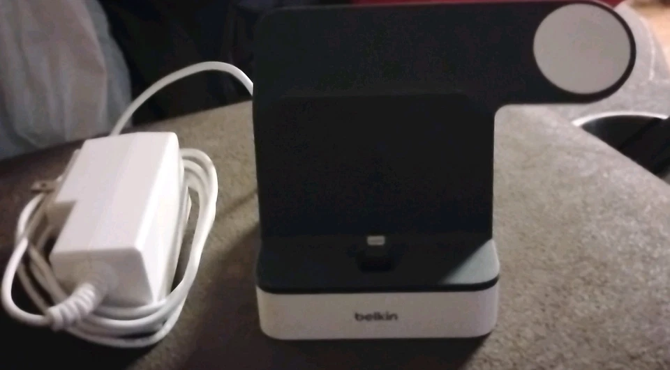 Belkin F8J200 充电底座 适用于 Apple Watch iPhone — 第 1/1 张图片