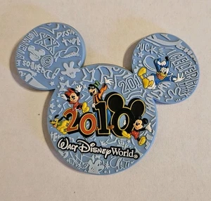 Imán Disney World 2010 con Mickey y Minnie Mouse Goofy Pluto Pato Donald - Imagen 1 de 2