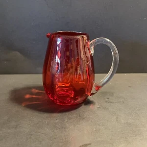 Brocca brocca vaso cremoso vetro soffiato a mano brocca rosso rubino manico trasparente 3,5" usata in ottime condizioni - Foto 1 di 9
