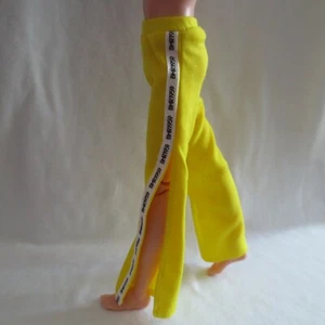 NUOVO! Barbie BMR1959 2020 Ken Tate Made to Move bambola gialla pista pantaloni vestiti - Foto 1 di 5