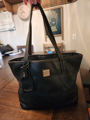 Сумка с короткими ручками Dooney & Bourke черная шагреневая кожа сумка Charleston сумка сафьяно сумочка - Изображение 1 из 4