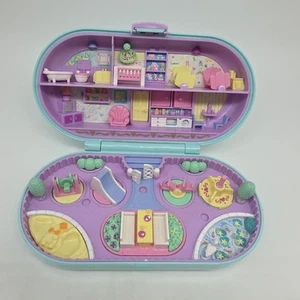 Timbro vintage Polly Pocket babysitting 1992 parco giochi uccellino blu incompleto - Foto 1 di 14