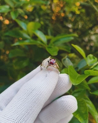 Hoja Escarlata l Anillo de Dama Raro Coronado con un Granate l Inspirado en la Naturaleza Foto 1 de 4