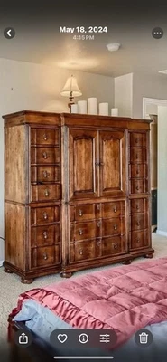 Cajonera de caballero Henredon Registry 17 cajones con gabinete de TV incorporado Foto 1 de 4