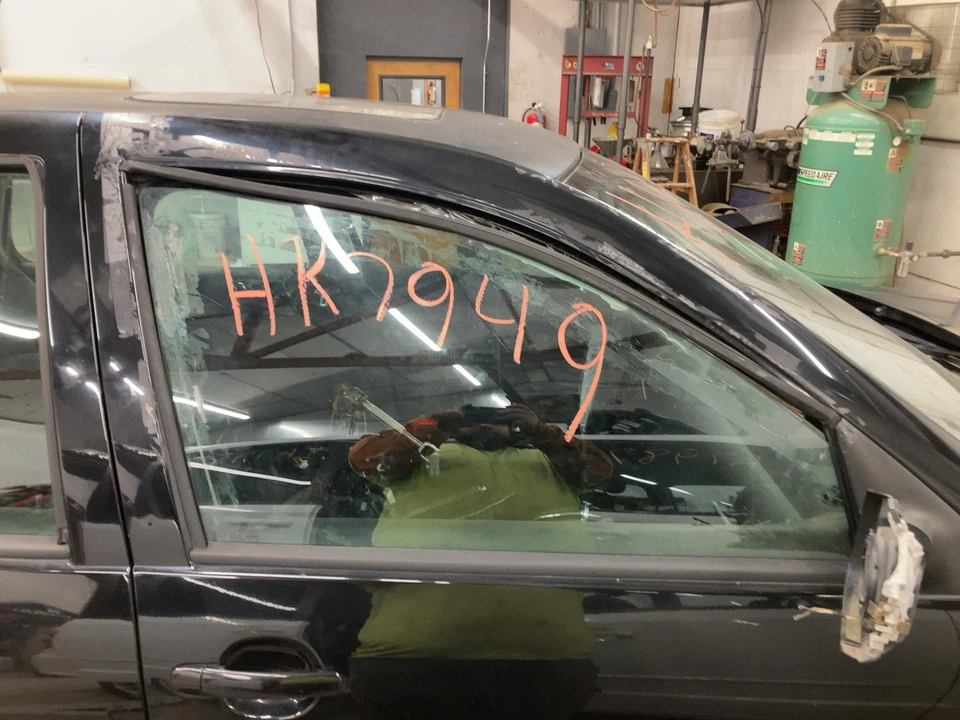 (LOCAL PICKUP ONLY) 99 -11 Volkswagen GOLF EXCEPT GTI Front Door Right Foto 1 de 4