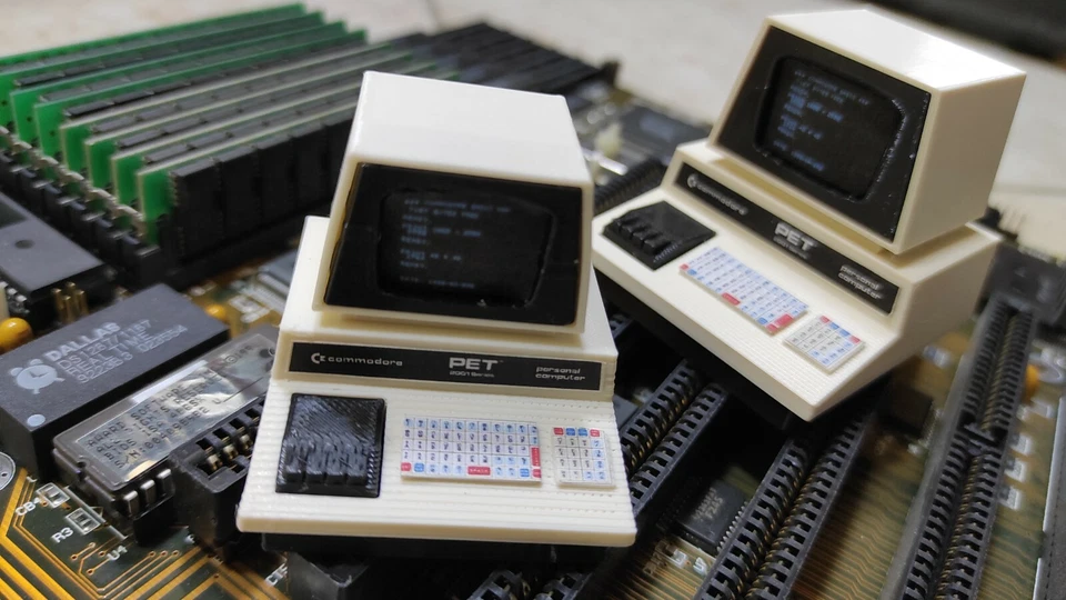 1:10 scale CBM Commodore PET 2001 Miniature 3D Printed Retro Computer 64 Vic 20 - Immagine 1 di 4
