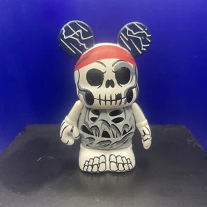 DISNEY VINYLMATION Park - 3" Pirates Of Caribbean Set 2 Skeleton Helmsman - Picture 1 of 7