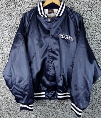 Chaqueta de bombardero Hilton Active Apparel azul satinado deletrear Roger talla XXL hecha en EE. UU. Foto 1 de 4