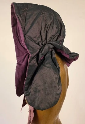 GORRO DE SEDA A RAYAS COSIDO A MANO AÑOS 1840 CON COLAS LARGAS + FORRO DE SEDA MORADO Foto 1 de 4