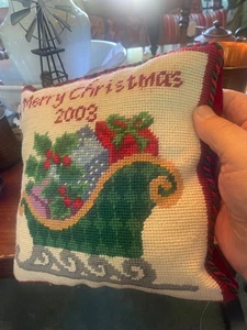 Almohada de punta de aguja vintage trineo de Navidad - con regalos 9x9 pulgadas - Imagen 1 de 4