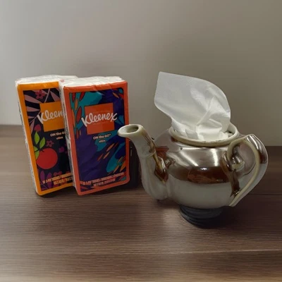 Mini bule vintage marrom fora do conjunto alça sem tampa reaproveitado como suporte de tecido - Imagem 1 de 4