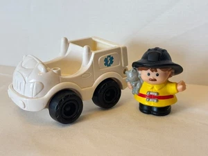 Vintage Tupperware Krankenwagen Fisher Price Little People Figur Feuerwehrmann 2001 Katze - Bild 1 von 17