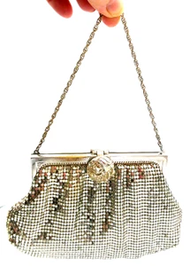 De colección. BOLSO DE MALLA Y DIAMANTES DE IMITACIÓN WHITING & DAVIS DÉCADA DE 1940-7 1/4"" INFERIOR Y 4 3/4"" SUPERIOR - Imagen 1 de 6
