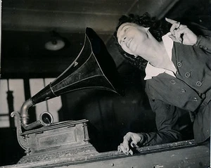 Femme et Phonographe c. 1950 - DIV 9131 - Picture 1 of 2