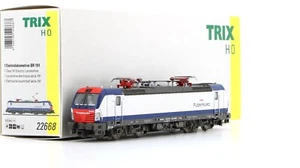 TRIX 22668 191 002 OutWall Lackierung hellgrau/blau/rot, 2 Stromabnehmer SOUND - Bild 1 von 2