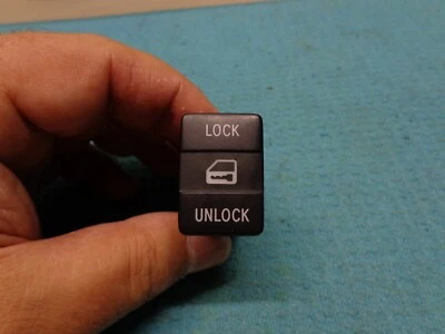 INTERRUPTOR DE BLOQUEO DE ALIMENTACIÓN CENTRAL Scion iQ 12 13 14 15 Foto 1 de 4