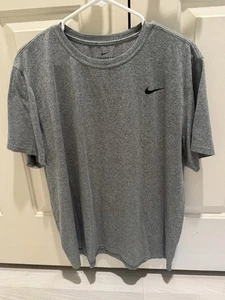Camiseta Nike Manga Corta Gris Dri Fit con Swoosh Negro. 100 % poliéster X-Large - Imagen 1 de 5
