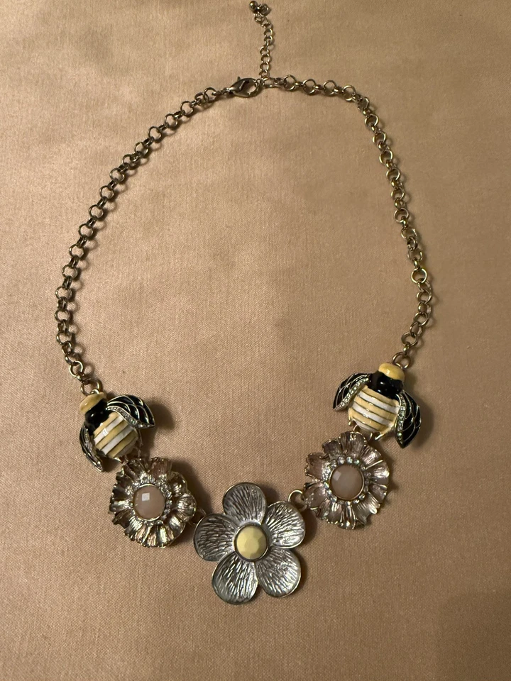 黄色和黑色花卉和蜜蜂服装珠宝金色项链带水钻 — 第 1/4 张图片