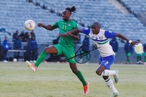 Calcio - Tino Kadewere - Fotografia 12x8 pollici firmata a mano - Zimbabwe - Certificato di autenticità - Foto 1 di 1