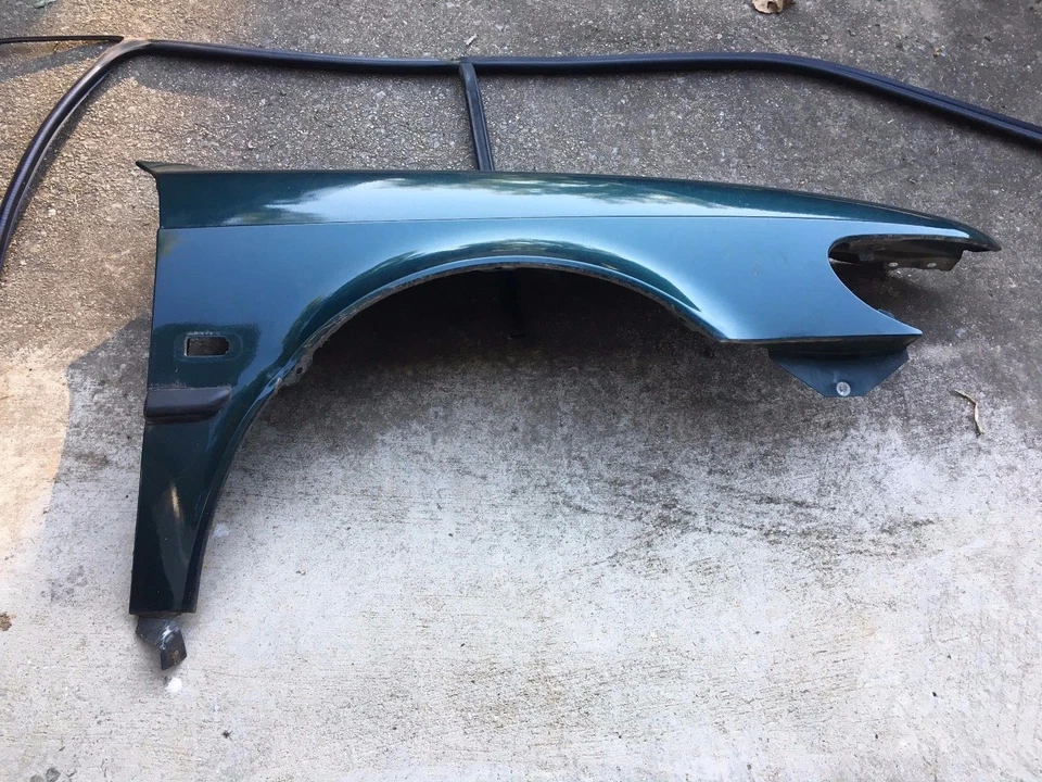 Guardabarros delantero derecho verde hatchback Saab 900S 1994-1998 nueva generación  Foto 1 de 3