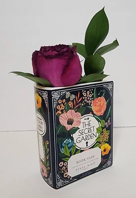 Jarrón decorativo de cerámica floral pequeño en forma de libro Steel Mill & Co jardín secreto Foto 1 de 4