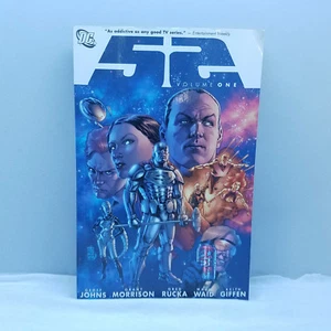 DC - 52 Volume One - Justice League - Softcover - Geoff Johns Grant Morrison - Picture 1 of 2