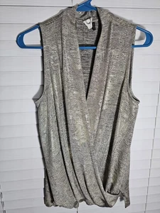 Blusa Anthropologie Akemi + Kin dorada metálica sin mangas mediana - Imagen 1 de 7