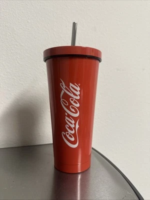Copo de metal alto vermelho Coca Cola com tampa e palha de aço inoxidável prata novo em folha - Imagem 1 de 4