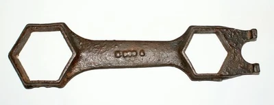 Antigua herramienta de llave antigua huérfana ilegible número de pieza única tipo tapacubos Foto 1 de 4