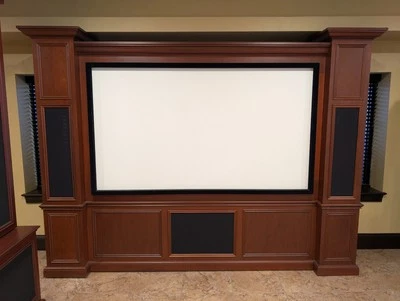 Unidad de pared de cine en casa de lujo de madera de cerezo con tela acústica y bahías de altavoces Foto 1 de 4