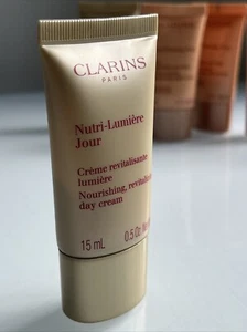 Clarins Nutri Lumiere Jour Pflegende, Revitalisierende Tagescreme Reise 0,5 Oz 15 ml - Bild 1 von 2